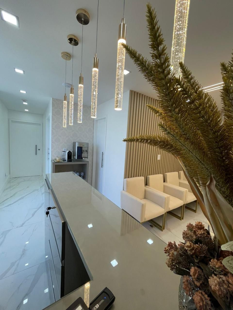 Balcão de recepção do Instituto Odontológico Gold com poltronas de espera