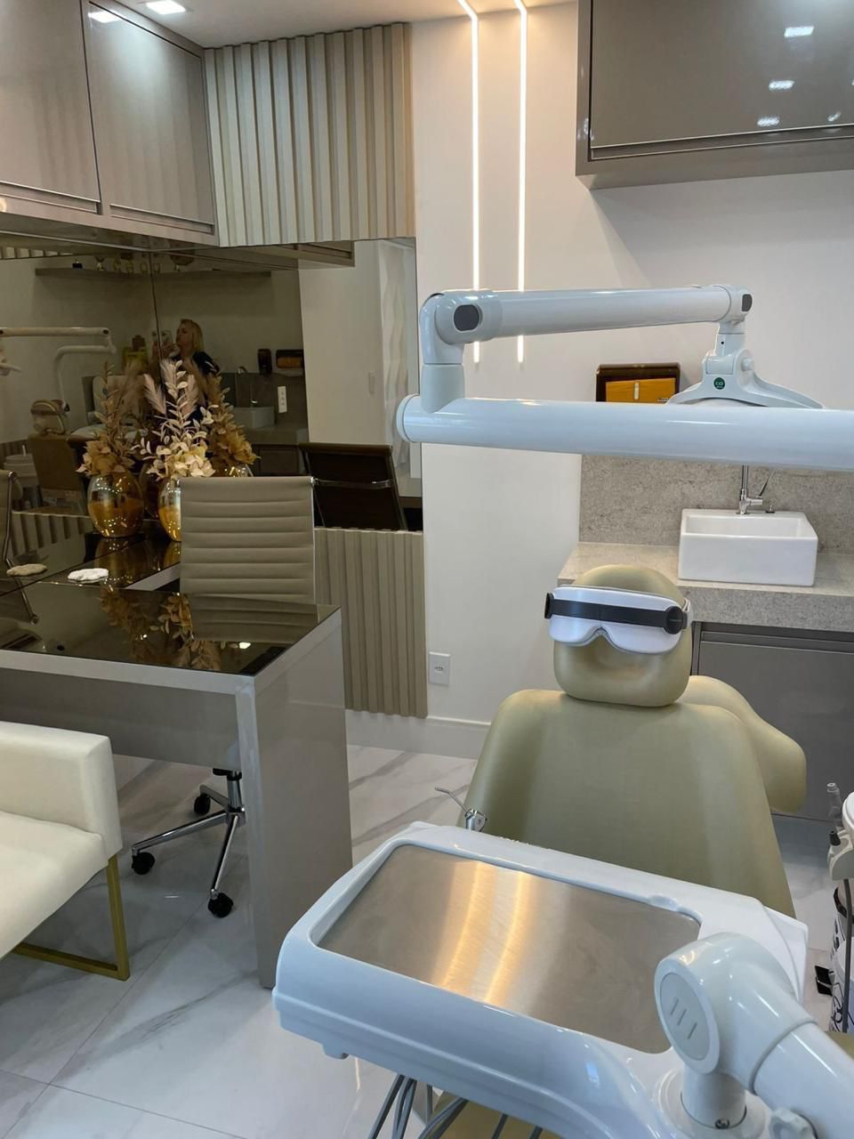 Detalhe do consultório da Gold Prime com equipamento odontológico