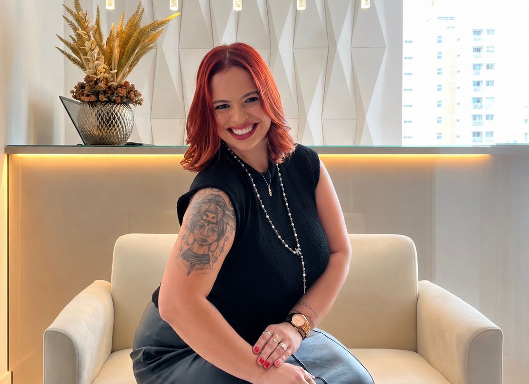 Dra. Gilliane Rocha sentada na recepção da Gold Prime Odontologia