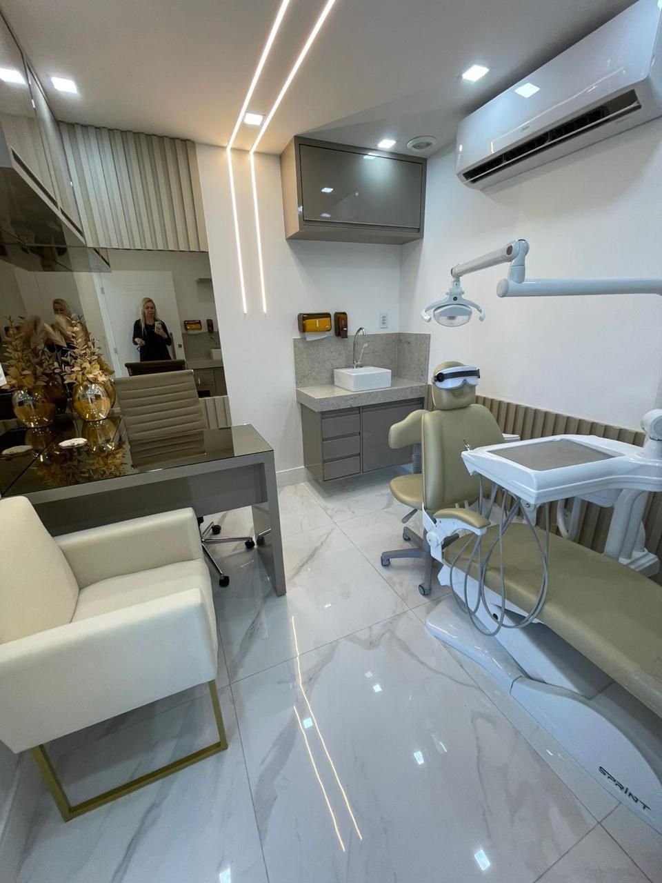 Consultório odontológico do Instituto Gold com cadeira e bancada